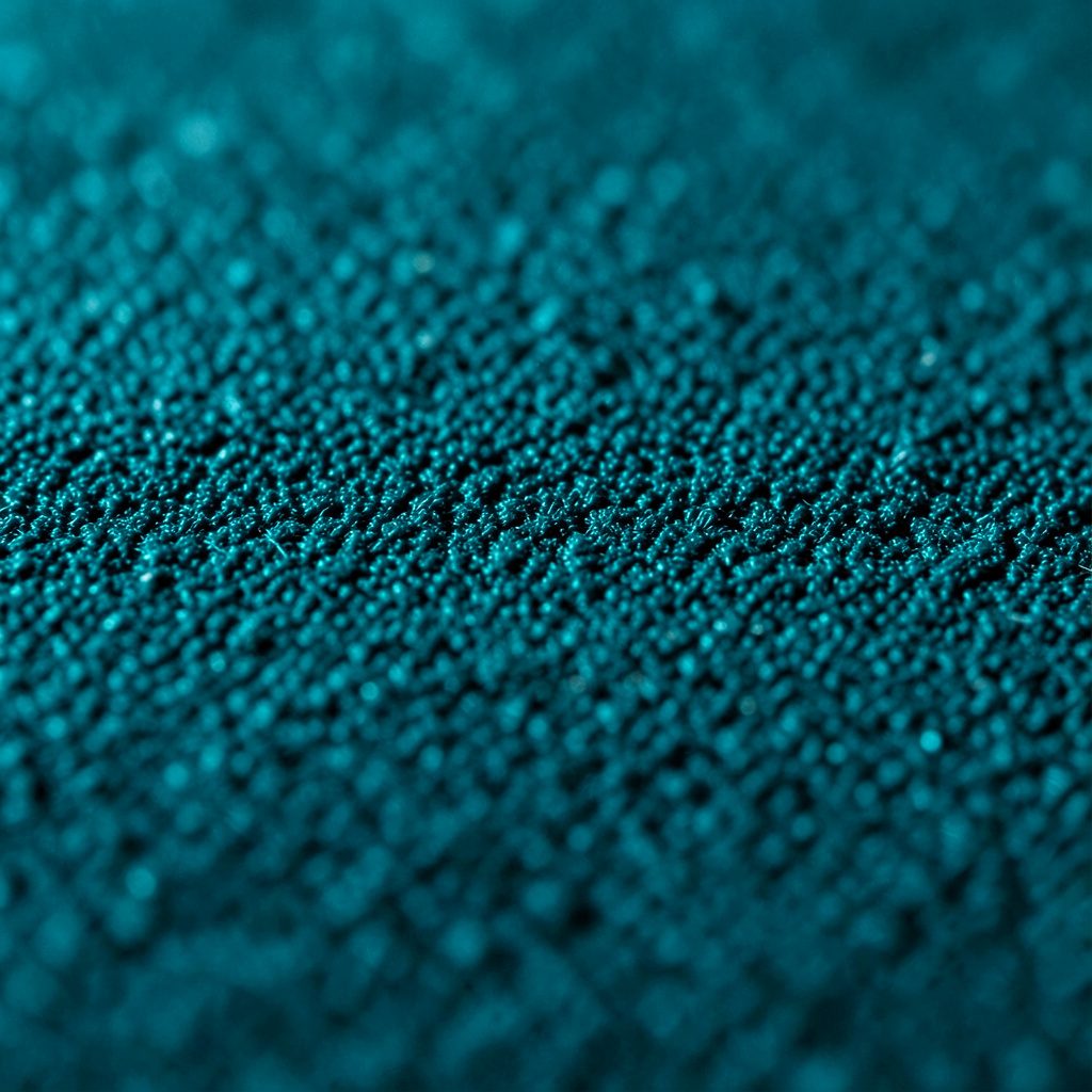 Abstrakte Nahaufnahme einer marmorierten Oberfläche in tiefem Teal, Gold und Creme, die wie fließende Farbwirbel wirkt und eine edle, dynamische Atmosphäre schafft.